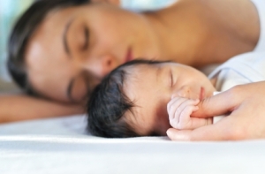 dos-and-donts-of-sleeping-safely-with-your-baby-jan12-istock